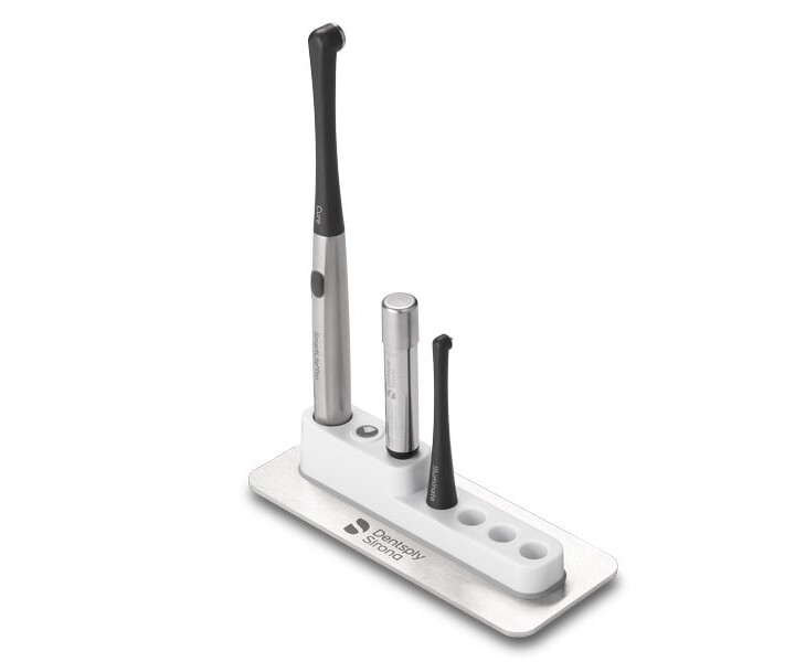 Die SmartLite Pro kommt mit einer multifunktionalen Ladestation mit integriertem Radiometer und reichlich Platz für zusätzliche Aufsätze in die Praxis. 