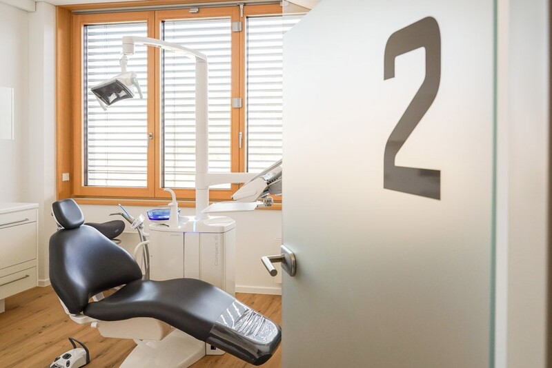 Behandlungszimmer 2 der Zahnmedizin im Werkhaus von Stefan Enz mit der Behandlungseinheit Compact i5 von Planmeca