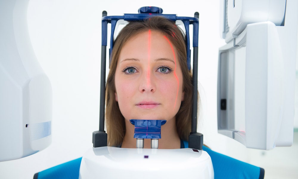 Ein Vorteil des 3D-Röntgens von Planmeca - Schnelligkeit: Der Patient verlässt den Röntgenraum, und wenn er wieder im Behandlungszimmer ist, kann ihm das Bild schon auf dem Bildschirm präsentiert werden.