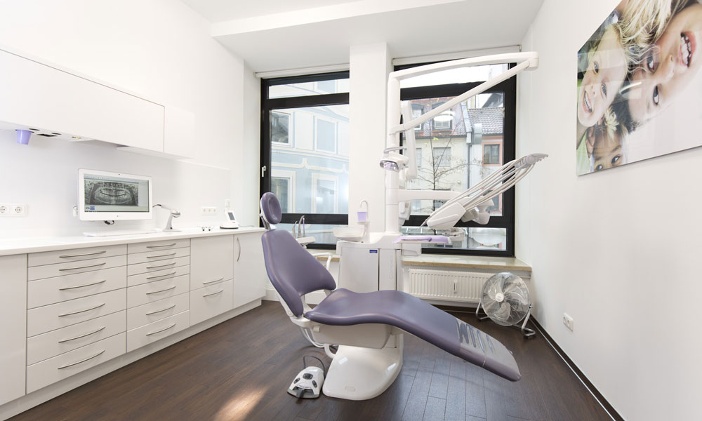 Behandlungseinheit Planmeca Compact i Classic touch in der Zahnarztpraxis Dr. Caramali