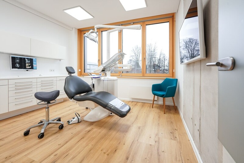 Helles Behandlungszimmer in der Zahnmedizin im Werkhaus von Stefan Enz mit der Behandlungseinheit Compact i5 von Planmeca