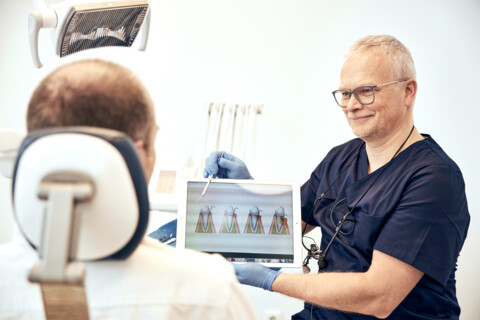 Dr. Klaus-Robert Sandig während der Behandlung