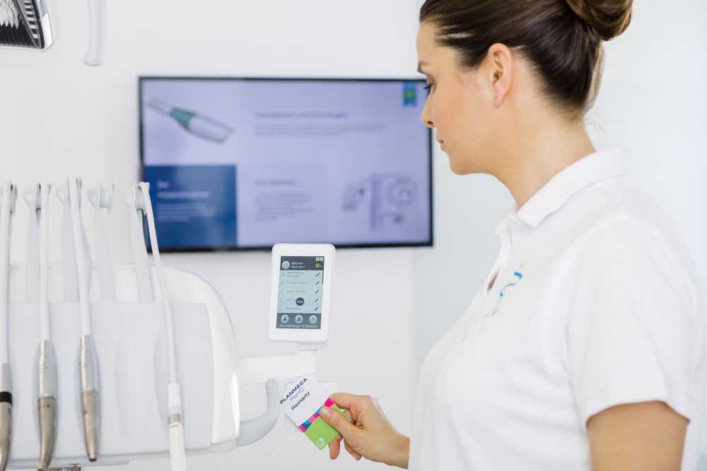 Eine clevere Lösung für Praxen mit mehreren Behandelnden: die RFID-Card, mit der man, egal an welcher Behandlungseinheit, seine individuellen Einstellungen vorfindet.